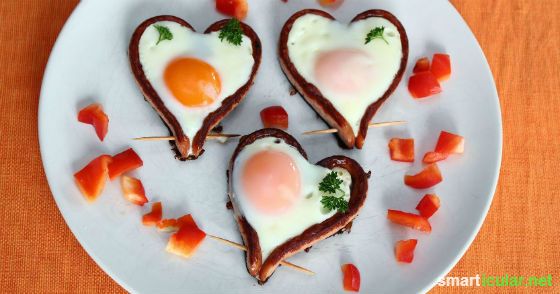 Fröhliches Frühstück: Herz-Spiegeleier in Würstchen