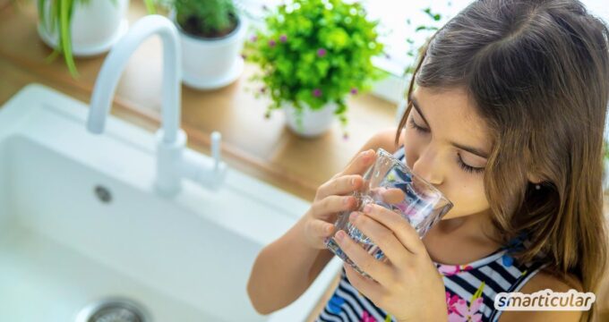 Leitungswasser zu trinken, spart Geld, Zeit und Muskelkraft. Ob es auch gesünder ist und welche Vorteile es noch hat, erfährst du hier.