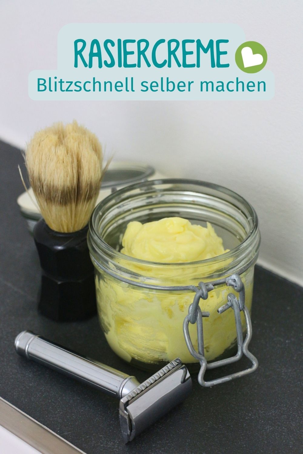 Du möchtest deine Rasiercreme selber machen? Mit diesem einfachen Rezept wird deine Haut bei der der Rasur angenehm sanft gepflegt.