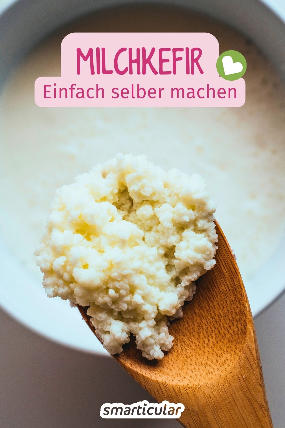 Als erfrischende und gesunde Alternative zu Softdrinks kannst du probiotischen Milchkefir selber machen - aus nur zwei Zutaten.