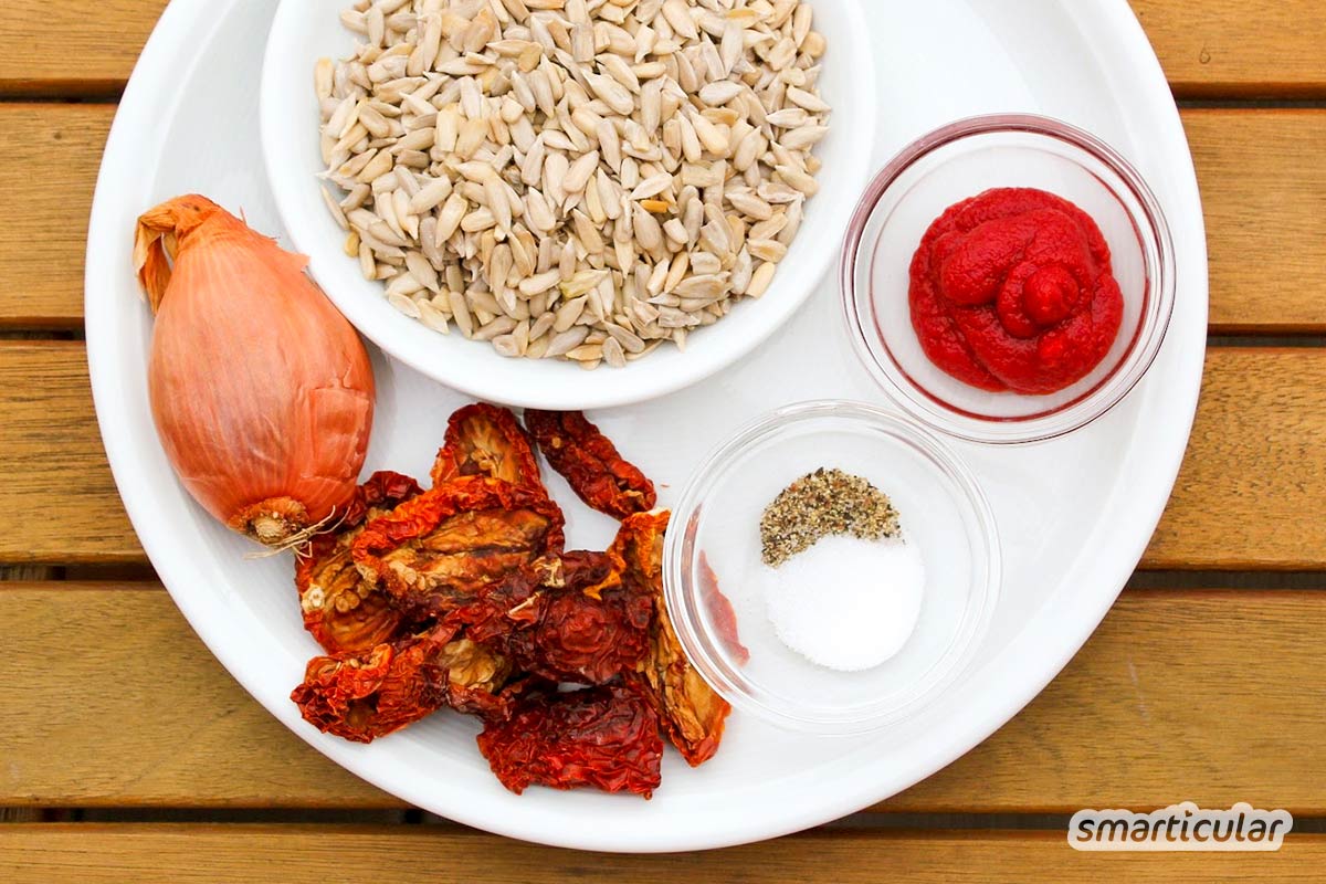 Ein leckeres Rezept für veganen Brotaufstrich aus Tomaten, Sonnenblumenkernen und noch ein paar anderen leckeren Zutaten.