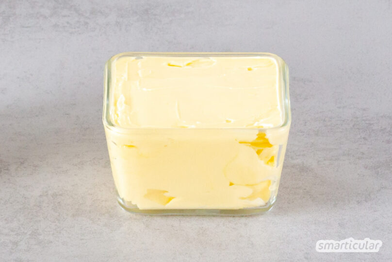 Statt sie zu kaufen, lässt sich Butter selber machen. Alles, was du dafür brauchst, ist Sahne, die es auch in Pfandflaschen gibt - ganz ohne Verpackungsmüll.