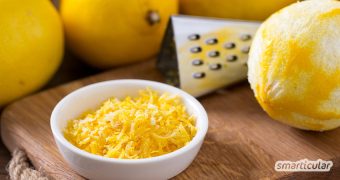 Zitronenschalen reiben - mit diesem simplen Trick gelingt es noch einfacher und sauberer! So geht vom wertvollen Zitronenabrieb auch wirklich nichts verloren.
