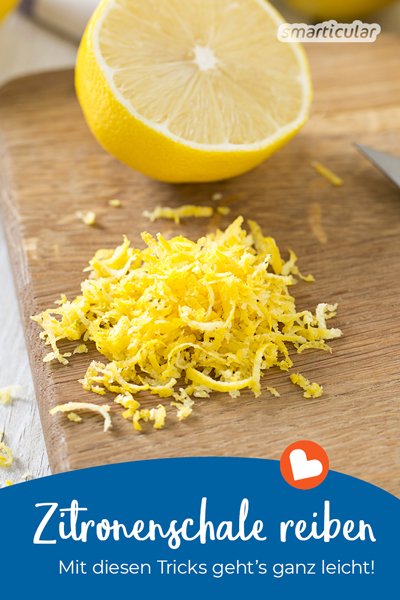 Zitronenschalen reiben - mit diesem simplen Trick gelingt es noch einfacher und sauberer! So geht vom wertvollen Zitronenabrieb auch wirklich nichts verloren.