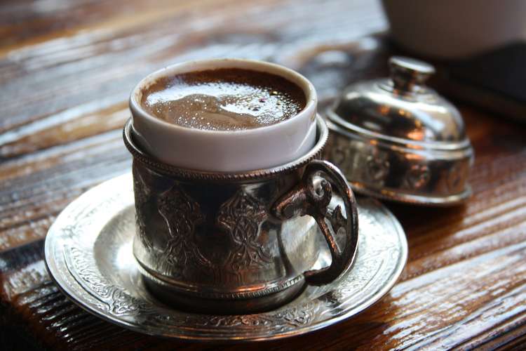 Kaffee richtig genießen: gib ihm etwas Zeit sein Aroma zu entfalten. Schnellgepresster Espresso und Kapselkaffe reichen nicht. Probiere diese Methode aus!