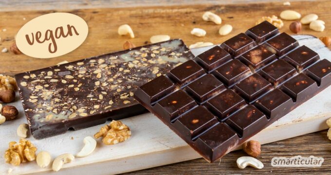 Vegane Schokolade selber machen? Das geht ganz leicht - mit nur drei Zutaten! Nach persönlichem Geschmack lassen sich viele weitere optionale Zutaten hinzufügen.