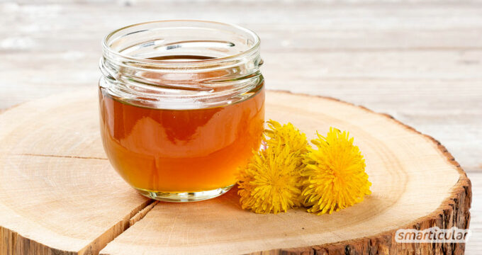 Löwenzahn-Honig lässt sich in vielen Speisen und Getränken als Alternative zu Honig zum Süßen verwenden. Mit diesem Rezept kannst du ihn einfach selber machen.