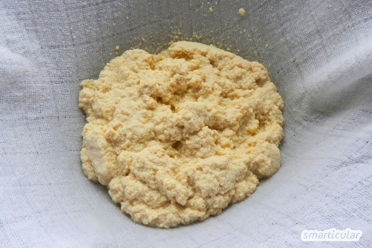 veganen-frischkaese-selber-machen-rezept-mit-sojamilch-6 Käse muss nicht immer aus Tiermilch hergestellt werden. Mit diesem Rezept kannst du einen veganen Frischkäse selber machen und variieren.