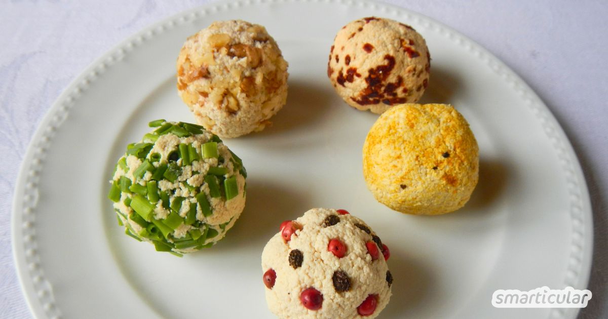 Käse muss nicht immer aus Tiermilch hergestellt werden. Mit diesem Rezept kannst du einen veganen Frischkäse selber machen und variieren.