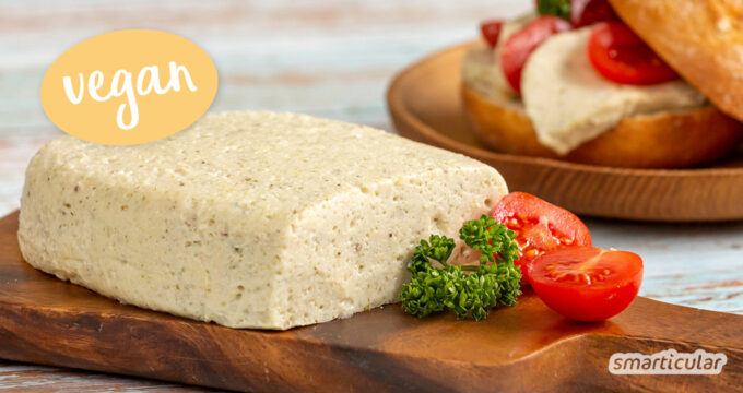 Wenn du auf Milch verzichten, aber Weichkäse nicht missen möchtest, dann probiere dieses Rezept für veganen Weichkäse aus Sojajoghurt!