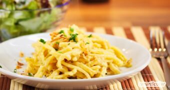 Spätzle selber machen ist einfacher als gedacht! Entdecke unser schnelles Spätzle-Rezept mit Gelinggarantie. Direkt vom Brett in den Topf!
