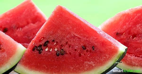 Kann man die Kerne der Wassermelone mitessen? Ja! Sie enthalten viele Vitamine und Mineralien. Einfach zerkauen oder mit diesen Rezepten lecker zubereiten!