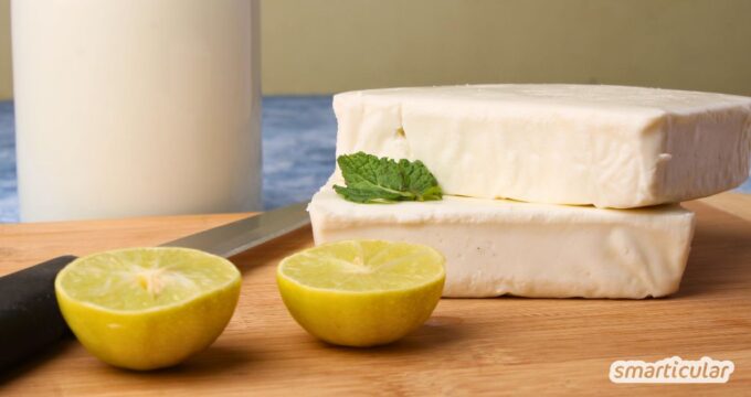 Statt ihn zu kaufen, kannst du einen leckeren, gesunden Paneer selber machen - kinderleicht und aus nur zwei einfachen Zutaten!