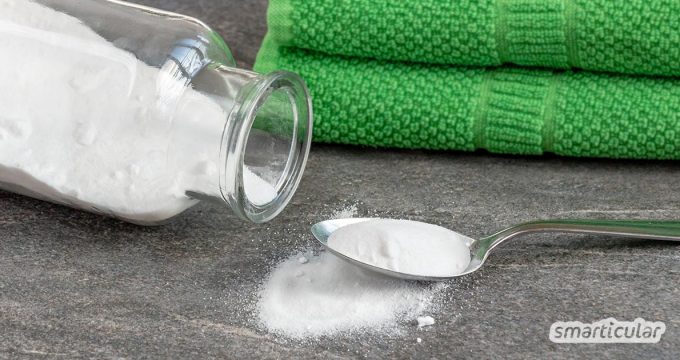 Statt ein teures Produkt zu kaufen, kannst du ein Basenbad selber machen - mit der richtigen Menge Natron und körperwarmem Wasser.