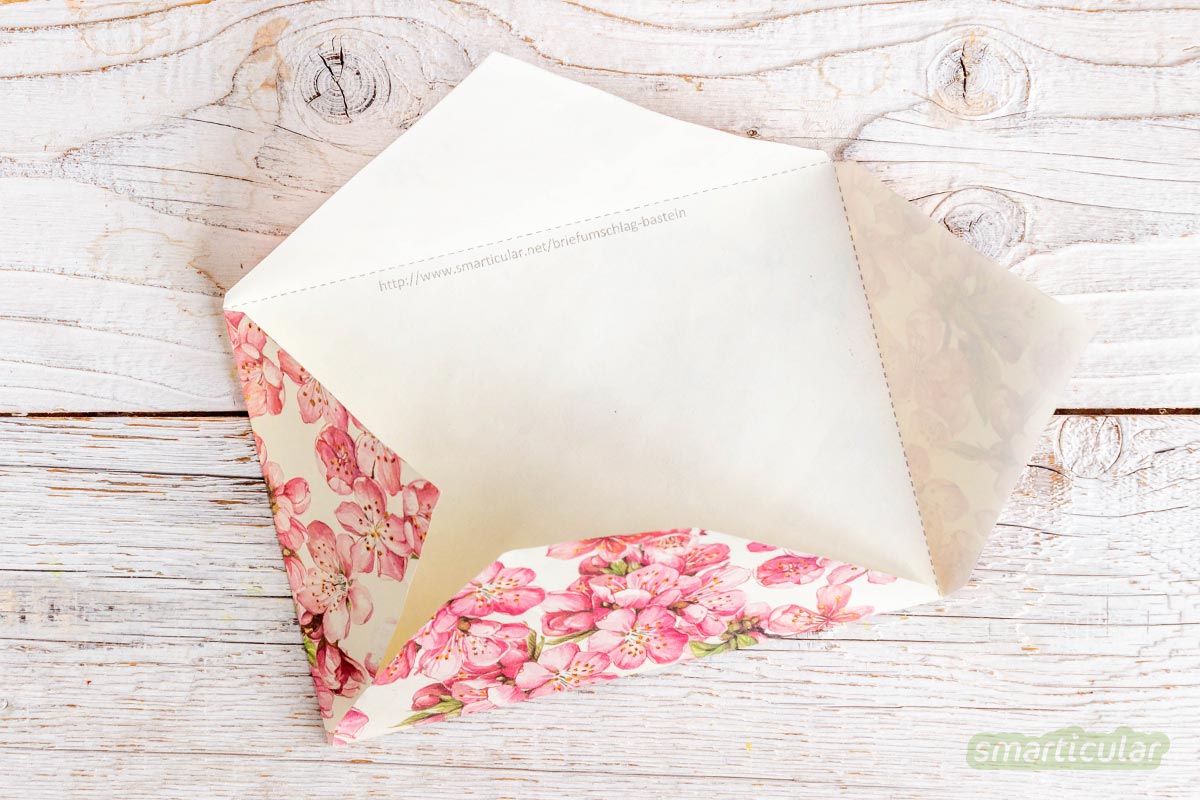 Statt für eine Grußkarte oder einen Gutschein ein Standardkuvert zu kaufen, lässt sich aus Altpapier ein umweltfreundlicher und viel persönlicherer Briefumschlag falten.