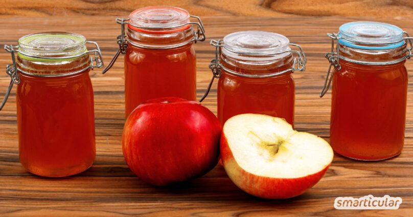 Statt sie einfach wegzuwerfen, kannst du aus Apfelgehäusen und Schalen Pektin selber machen und als natürliches Geliermittel verwenden.