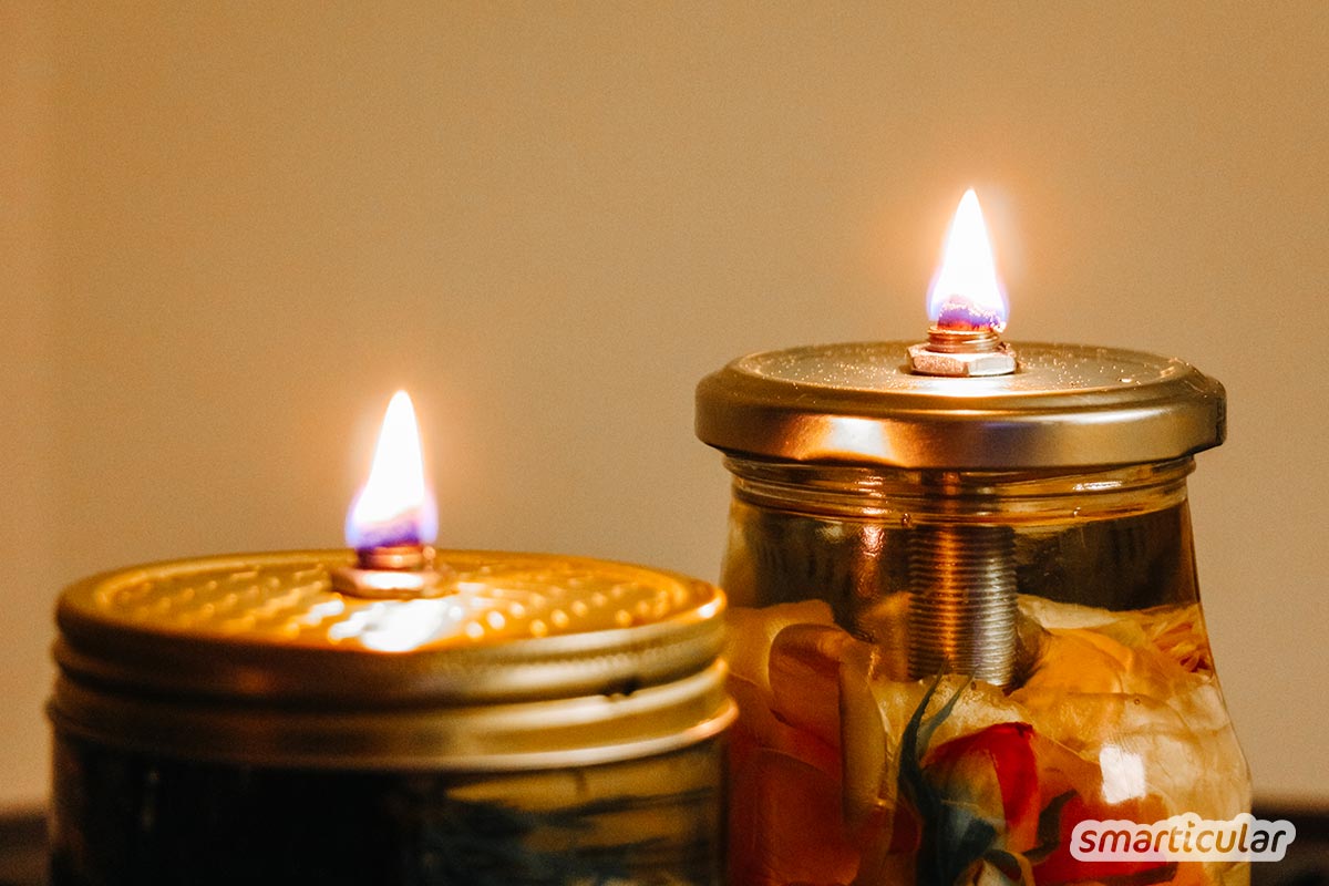 Wohligwarmes Kerzenlicht nachhaltig und preiswert einfach selbst gemacht. Aus einem Glas, etwas Stoff und Pflanzenöl bastelst du schnell eine geniale Öllampe