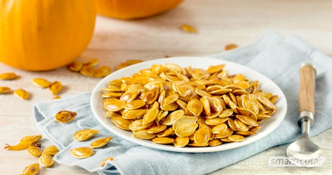 Wenn du Kürbis verarbeitest, kannst du die übrig bleibenden Kürbiskerne rösten - ein gesunder, süßer oder salziger Knabber-Snack für zwischendurch.