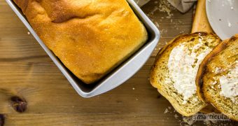 Mit diesem Rezept bäckst du ein einfaches, schnelles und gesundes Toastbrot. Das schmeckt viel besser als die Brote aus dem Supermarkt.