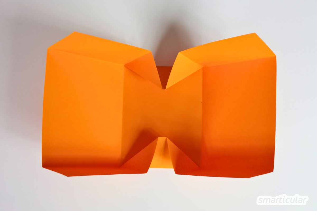 Seiten diagonal nach innen falten, so dass eine Art Box entsteht