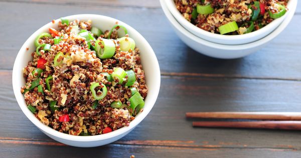 Quinoa ist ein Pseudogetreide das zu den Gänsefußgewächsen zählt. Reich an Eiweiß, Mineralien und Vitaminen, kann es in der Enährung gute Dienste leisten
