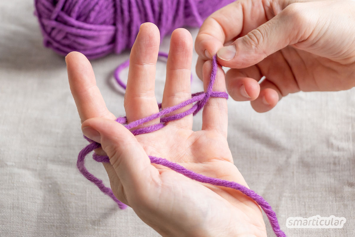 Mit dieser Anleitung lernst du das Fingerstricken - es ist kinderleicht und benötigt keine Hilfsmittel. Den Strickschlauch kannst du als Schal oder XXL-Garn für weitere Strickprojekte verwenden.