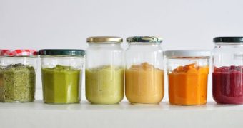 Freezing food and liquids in glass containers is absolutely possible and can help you avoid plastic and trash. Find out how it's done safely!