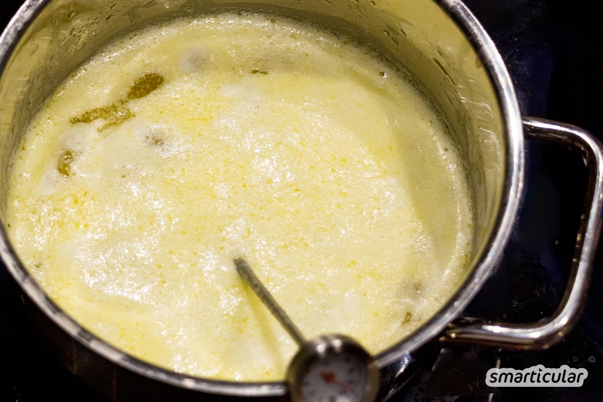 Ghee oder Butterschmalz kannst du leicht selber machen, statt es zu kaufen. Ghee hat im Ayurveda eine lange Tradition in der Küche sowie als Heilmittel.
