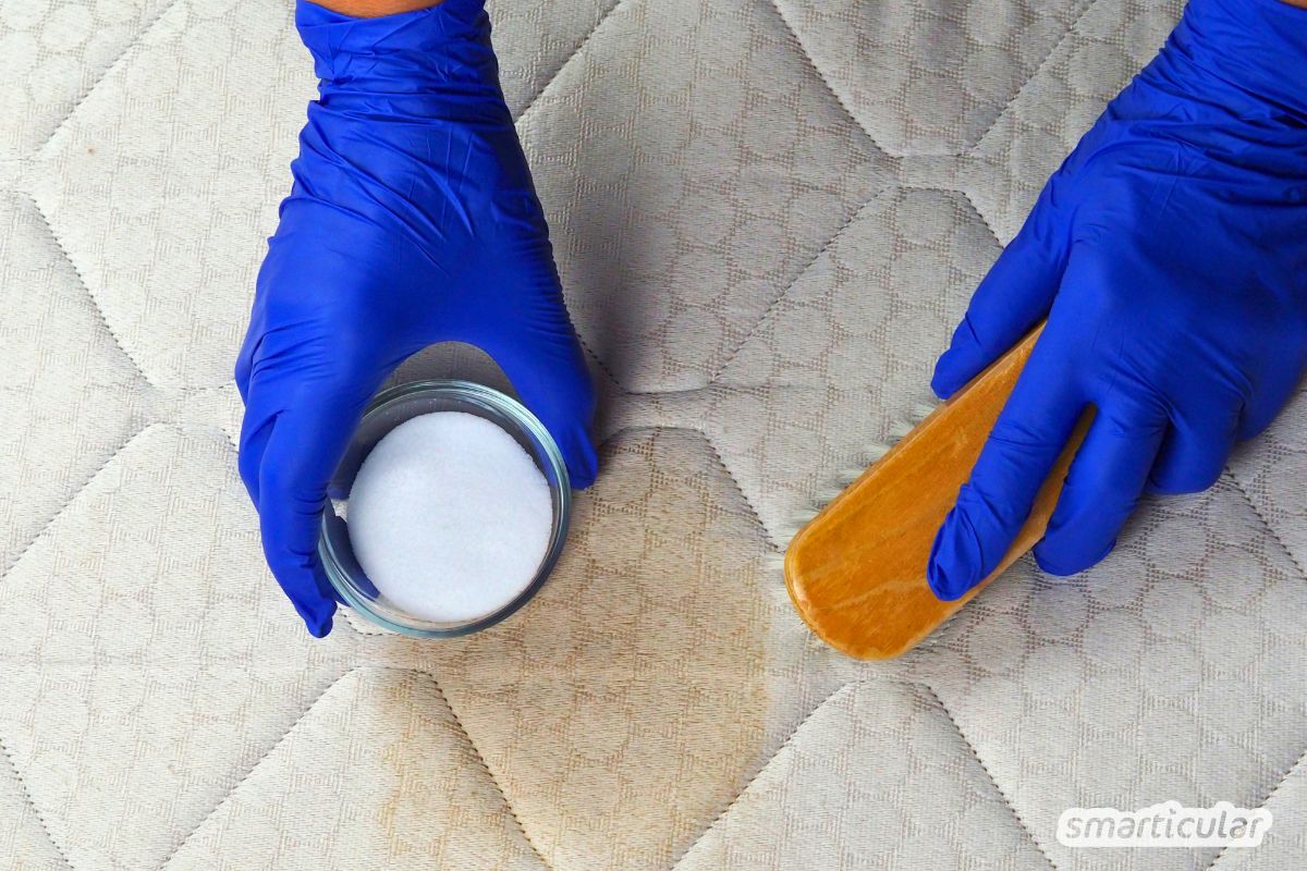 Müffelnde Matratzen mit Natron reinigen ist gar nicht schwer. Das Hausmittel entfernt preiswert und umweltfreundlich Flecken und Gerüche.