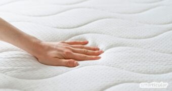 Müffelnde Matratzen mit Natron reinigen ist gar nicht schwer. Das Hausmittel entfernt preiswert und umweltfreundlich Flecken und Gerüche.