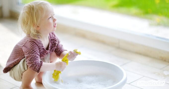 Haushalts-Reiniger gibt es wie Sand am Meer, oft mit Nachteilen für Umwelt und Gesundheit. Mit diesen Rezepten stellst du deine Reiniger einfach selbst her!