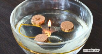 Mit dieser einfachen Bastelanleitung kannst du praktische Schwimmlichter selber machen - schnell einsatzbereit und sparsam mit Pflanzenöl.