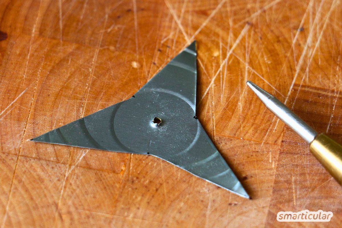 Mit dieser einfachen Bastelanleitung kannst du praktische Schwimmlichter selber machen - schnell einsatzbereit und sparsam mit Pflanzenöl.