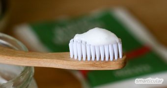 Zahnpasta aus rein natürlichen Zutaten? Selbstgemacht, einfach und auch preiswert? Klar geht das - dieses Rezept ist einfach genial!