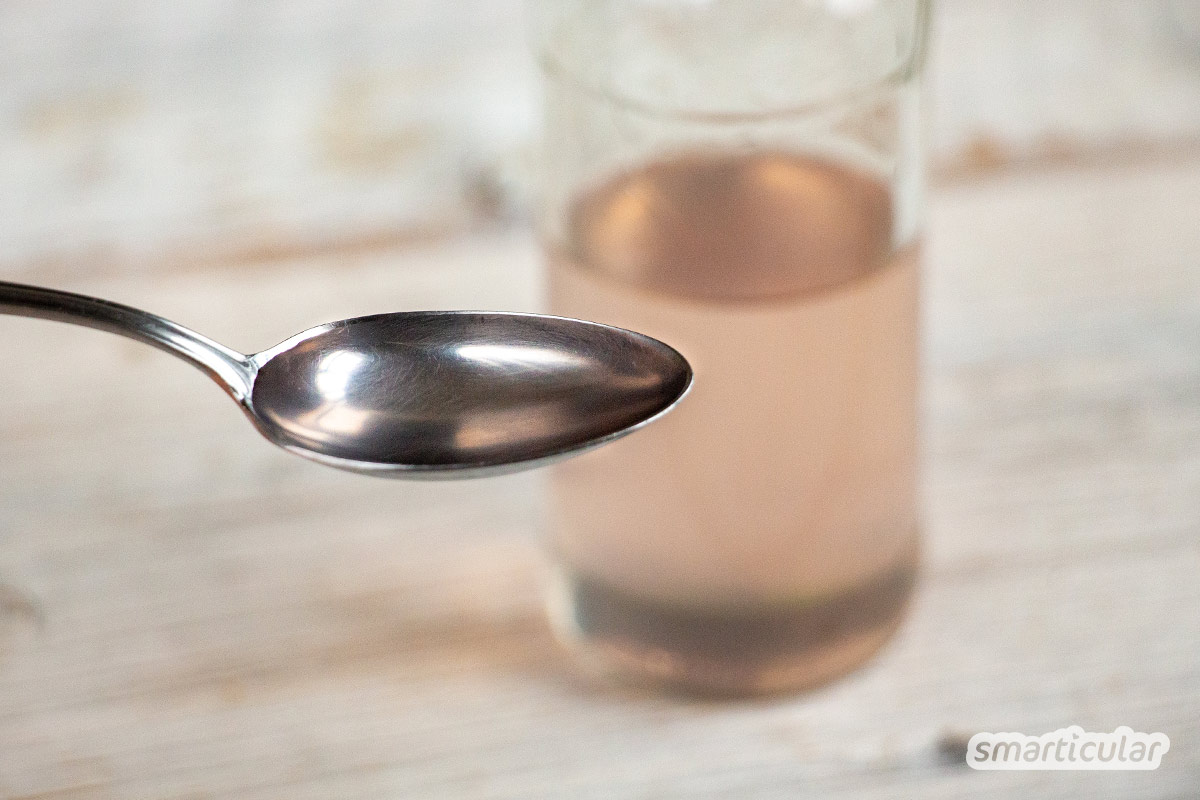 Zwiebelsaft ist ein bewährtes Heilmittel gegen Husten, das du mit diesem Rezept für Zwiebelhustensaft ganz einfach selbst herstellen kannst.