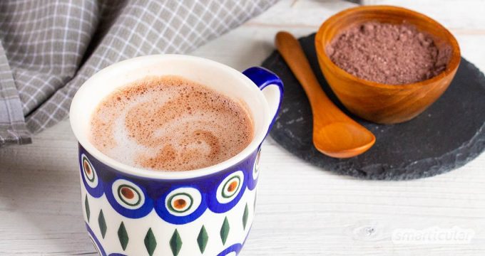 Weg mit den überzuckerten Fertigprodukten! Dieses Rezept für Kakaopulver mit Rohkakao wird dir besser schmecken und deiner Gesundheit gut tun.