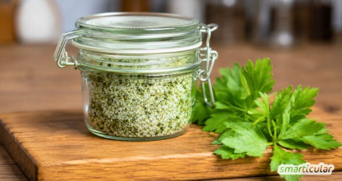 Nie mehr Maggi! Mit diesem Rezept stellst du ein haltbares, aromatisches Liebstöckelsalz her - zum Würzen von Eintöpfen, Suppen und Co!