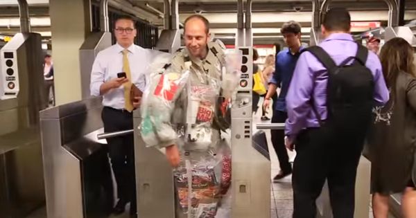 TrashMe! New Yorker Aktivist macht mit Müllanzug auf Wegwerf-Wahnsinn aufmerksam