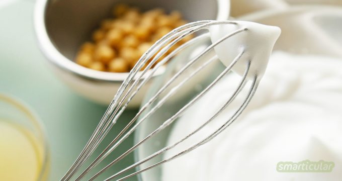 Ein Rezept mit Eischnee veganisieren geht nicht? Doch! So einfach kannst du veganen Eischnee aus Kichererbsenwasser selbst herstellen.