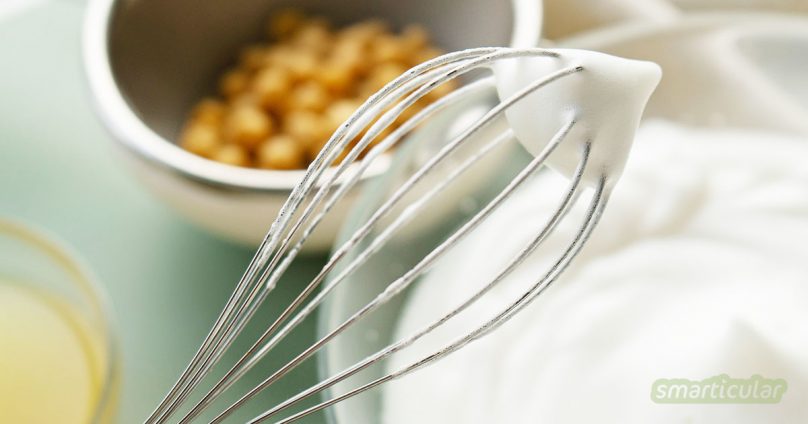 Ein Rezept mit Eischnee veganisieren geht nicht? Doch! So einfach kannst du veganen Eischnee aus Kichererbsenwasser selbst herstellen.