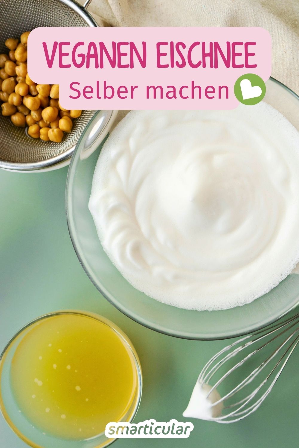 Veganer Eischnee lässt sich kinderleicht aus Kichererbsenwasser (Aquafaba) selber machen - die perfekte Alternative zu Hühnereiweiß!