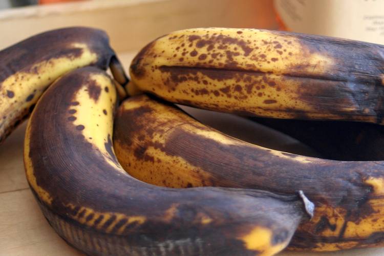 Braune Bananen solltest du auf keinen Fall wegwerfen, denn sie sind äußerst vitalstoffreich und noch für viele interessante Rezepte zu gebrauchen!
