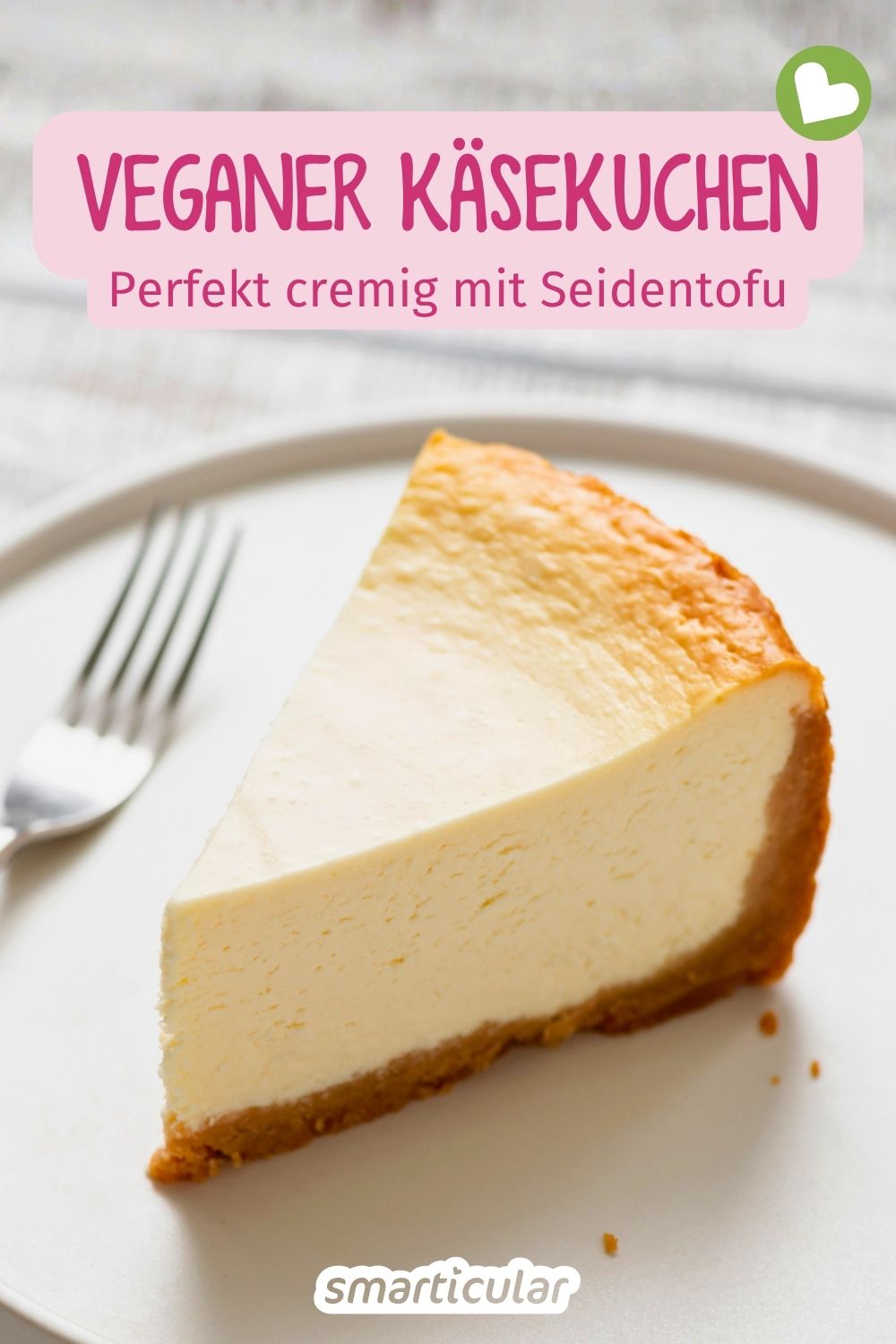 Schmeckt wie das Original, nur rein pflanzlich! Ein veganer Käsekuchen mit Seidentofu wird himmlisch cremig und ist kinderleicht.
