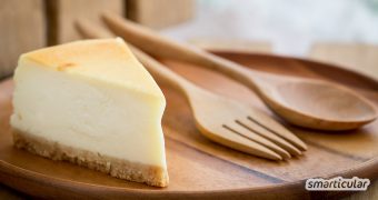 So backst du einen köstlichen Käsekuchen auch ohne Milchprodukte. Mit Tofu, Seidentofu und etwas Zitrone schmeckt dein veganer Kuchen Omas Original zum Verwechseln ähnlich.