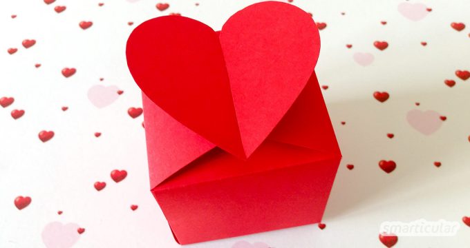 Eine schöne Verpackung wertet jedes Geschenk auf. Mit dieser Vorlage bastelst du in wenigen Minuten eine romantische Herzschachtel!