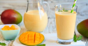 Mit diesem Mango-Lassi-Rezept kannst du das erfrischende Getränk ganz leicht selber machen - aus Früchten und Joghurt - auch vegan.