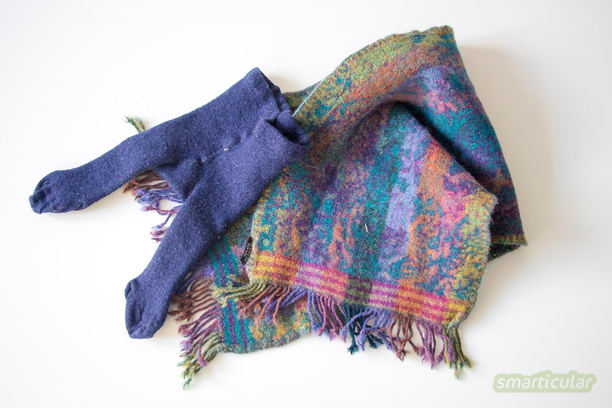 Eingelaufene Wollpullover lassen sich noch vielseitig verwenden. Du kannst zum Beispiel Stulpen, Sitzkissen oder eine Flaschenhülle aus dem Filz nähen.