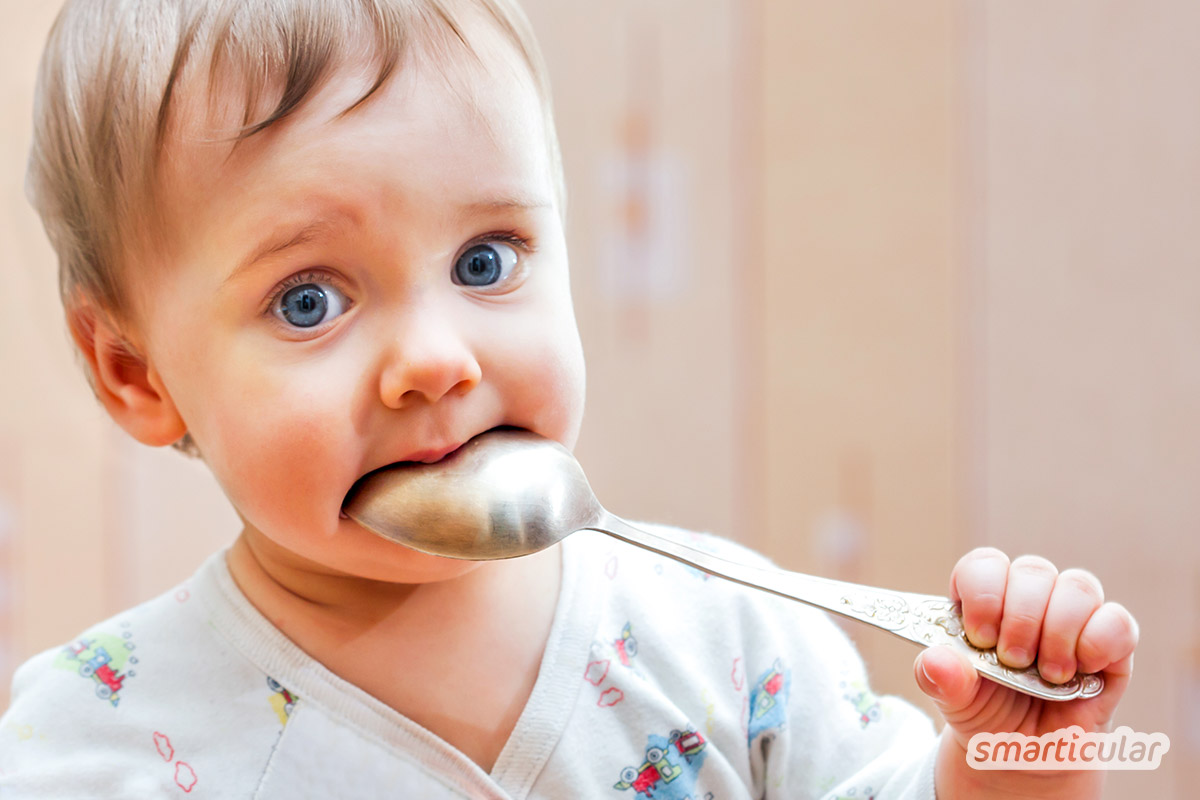 Für manche Familien ist die Zeit des Zähnekriegens eine regelrechte Leidenszeit. Mit diesen natürlichen Mitteln kannst du deinem Baby das Zahnen erleichtern.