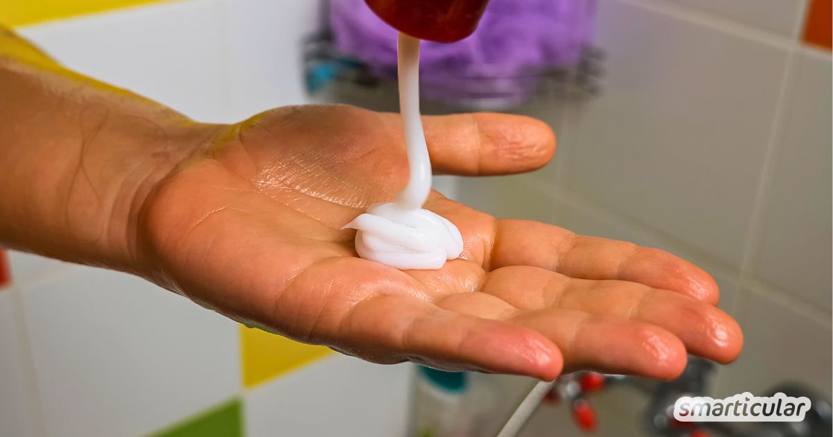 Keine Lust mehr auf Verpackungsflut, Mikroplastik und Chemie im Haar? Hier findest du plastikfreies Shampoo, natürliche Kuren und Spülungen.