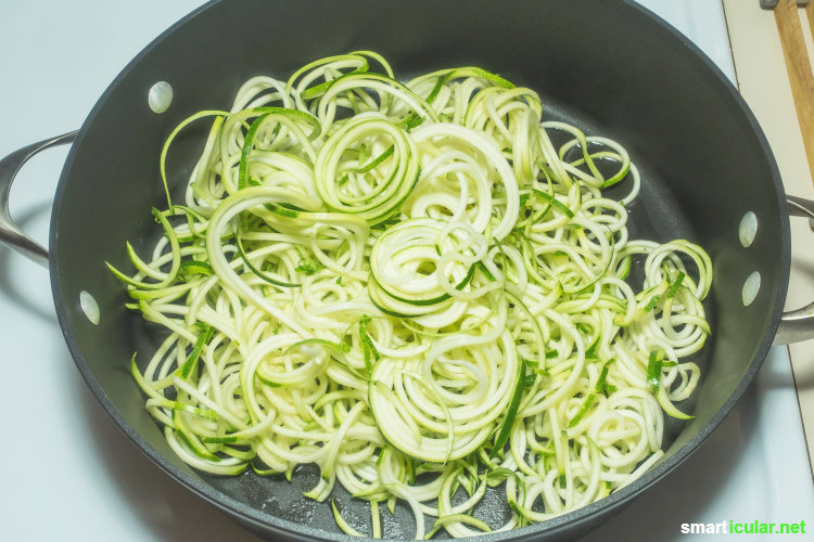 Mehr Gemüse zu essen ist mit diesen Zucchini-Spaghetti ganz einfach. Sie sind glutenfrei, kohlenhydratarm und außerdem eine leckere Abwechslung.